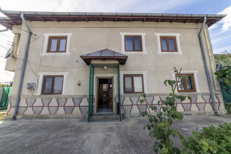 Tartasesti, str. Principala, 3040 mp teren, P+1, casa 1998, deschidere 12 m