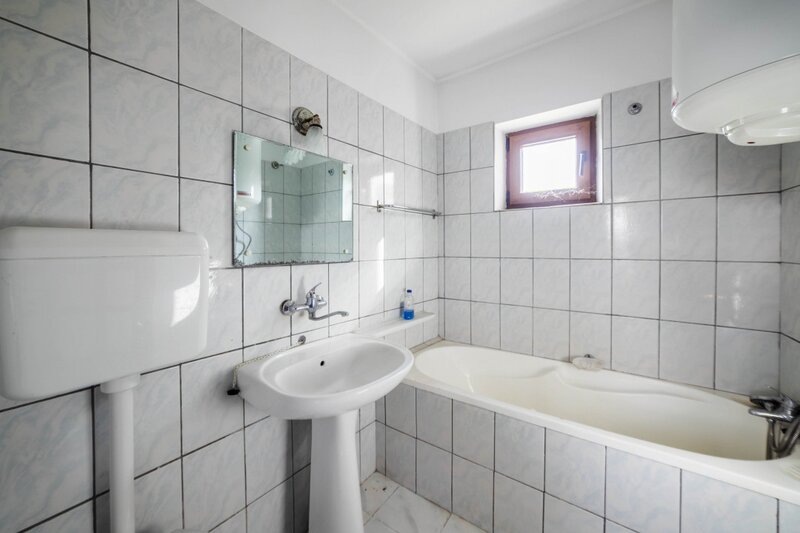 Tartasesti, str. Principala, 3040 mp teren, P+1, casa 1998, deschidere 12 m
