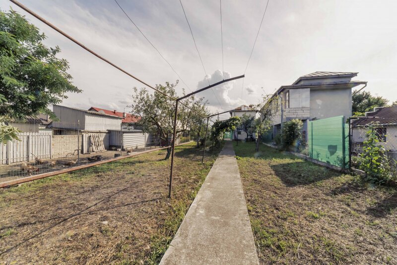 Tartasesti, str. Principala, 3040 mp teren, P+1, casa 1998, deschidere 12 m