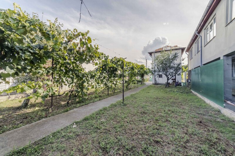 Tartasesti, str. Principala, 3040 mp teren, P+1, casa 1998, deschidere 12 m